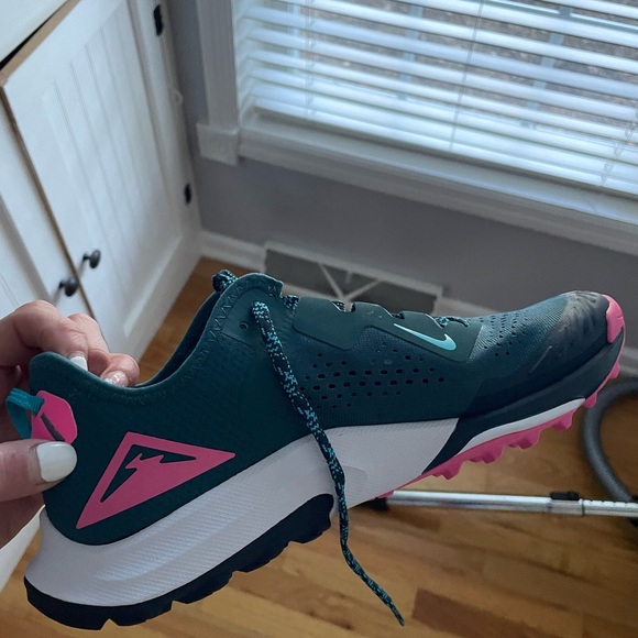 New in box size 10 Nike trailing running shoes. - Picture 2 of 6